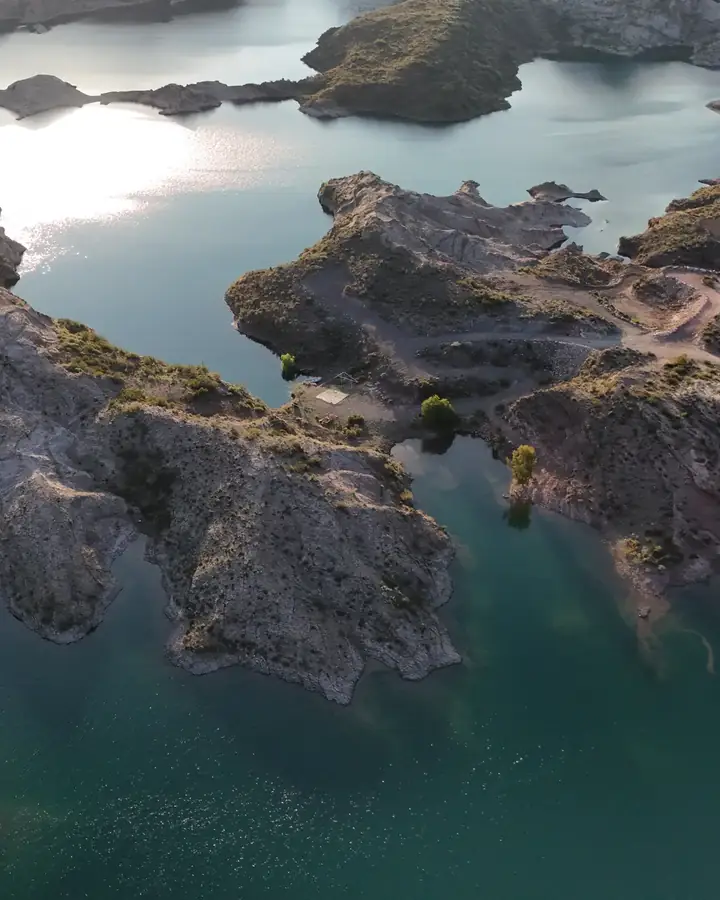 Vista aérea dorada de la península de Puerto Reyunos
